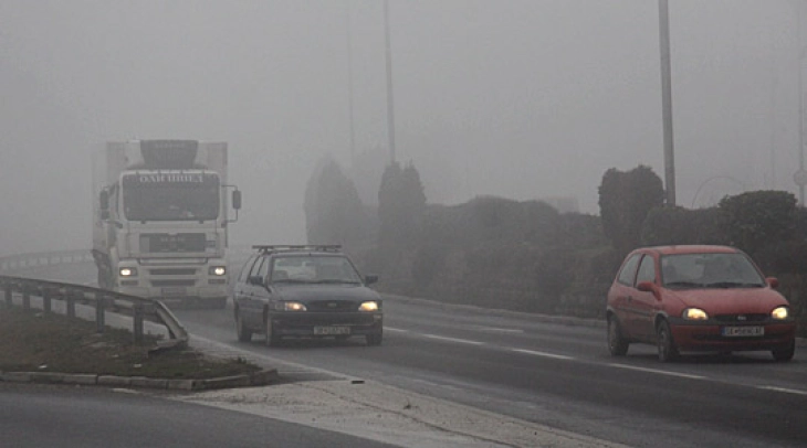 Снег на превоите Буково и Пресека, магла на патот Делчево – Македонска Каменица