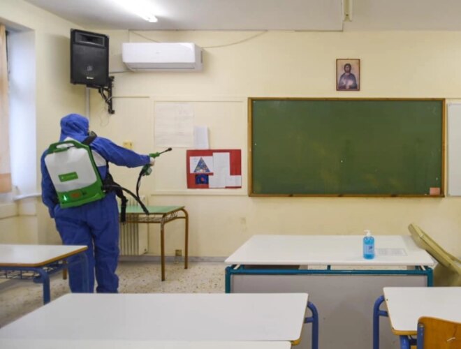 Учениците во Грција се враќаат во училишните клупи со превентивни мерки за заштита од Ковид-19