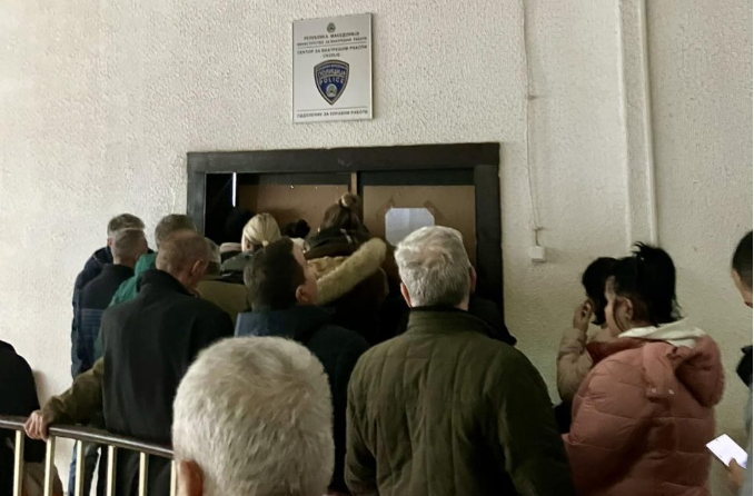 Милошоски: 650.000 граѓани се затворени во Република Македонија, измените за продолжување на рокот на пасошите се заглавени на превод