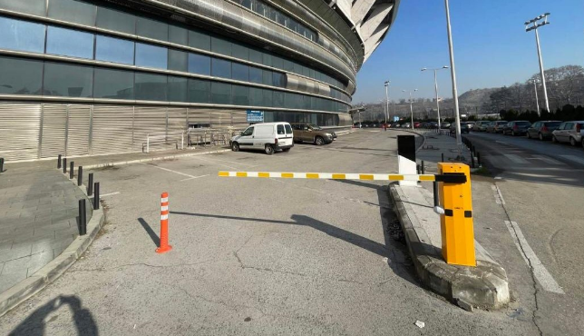 Укинат бесплатниот паркинг околу Стадионот