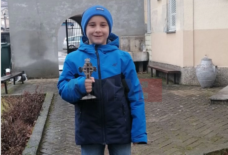 Малиот Павел Блажевски го фати Светиот крст во Дебар, посака здравје и среќа за сите