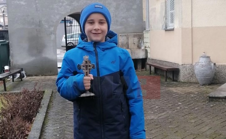 Деветгодишниот Павел го фати Светиот крст во Дебар, најсреќен беше и лани
