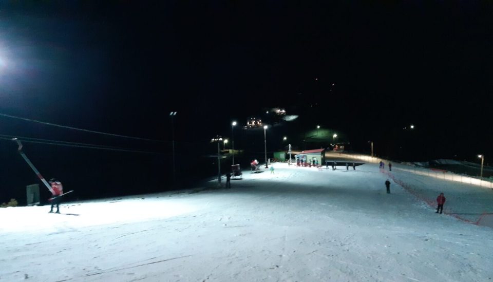 Утре ноќно скијање под рефлектори на Пониква