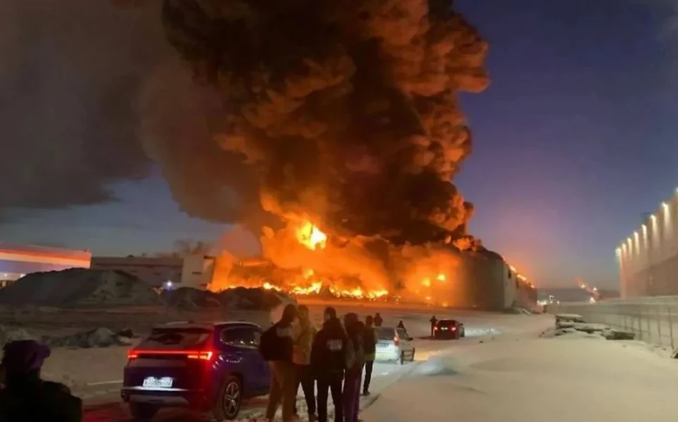 Голем пожар во Санкт Петербург голта површина од 50 илјади метри квадратни