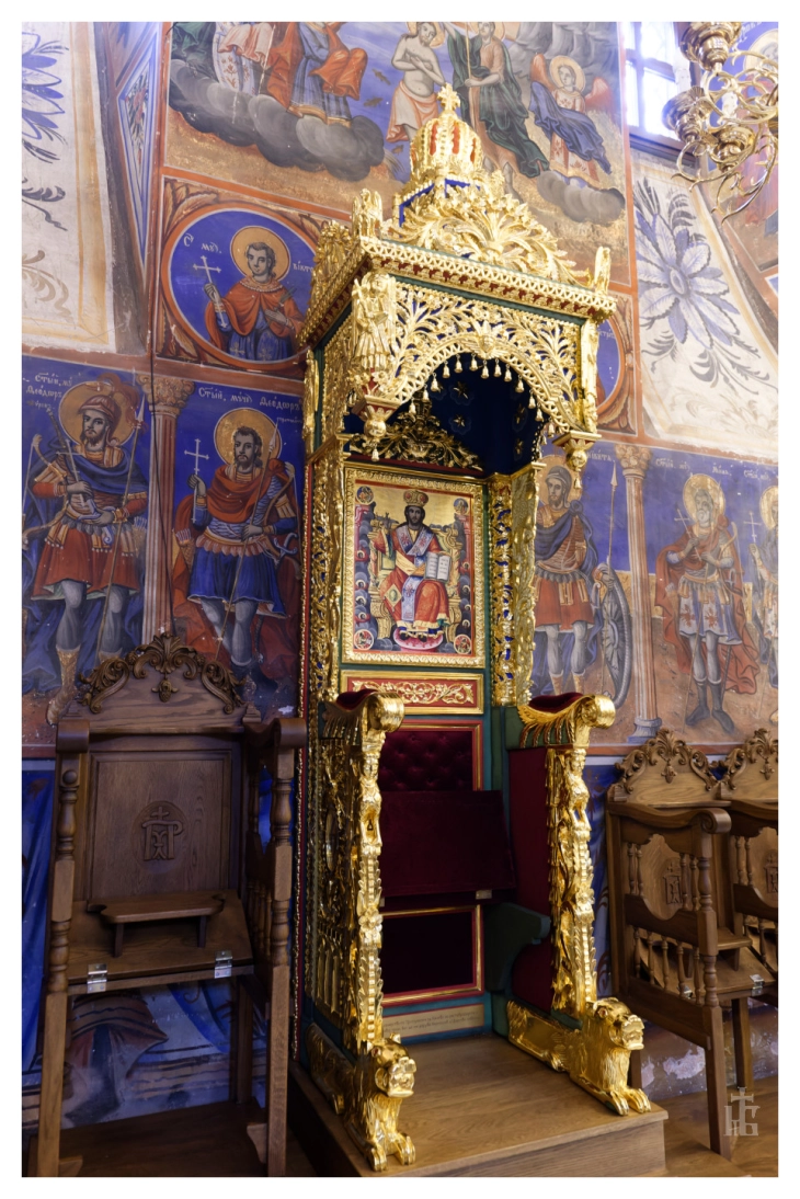 Реставриран и позлатен стариот архиерејски трон во манастирот Пречиста Кичевска