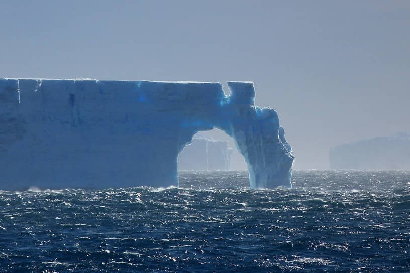 Полека исчезнува „Ледениот џин“ – огромната санта мраз, двојно поголема од Лондон