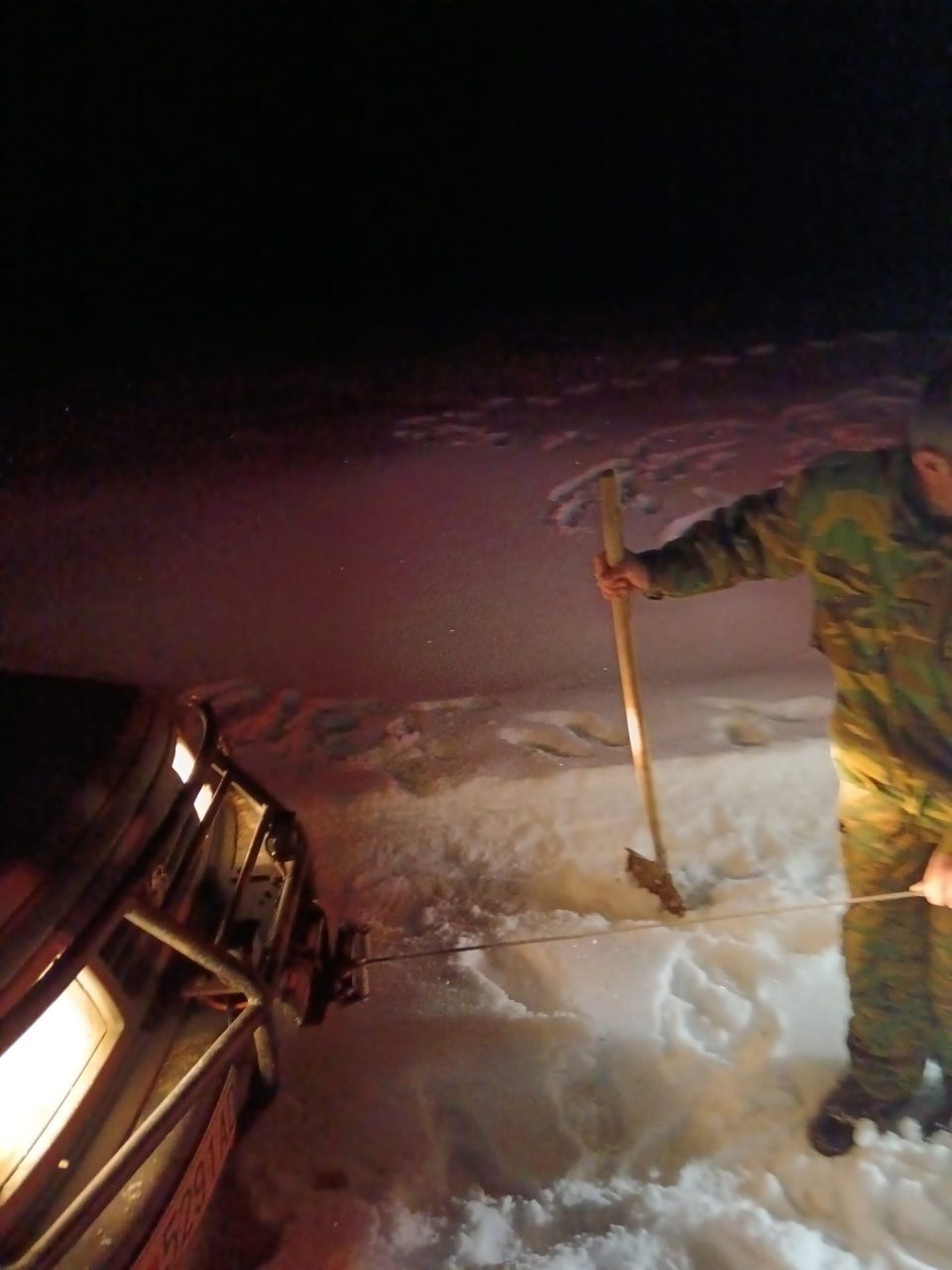 ЦУК: Спасени лица од заглавено возило во снег на Пониква