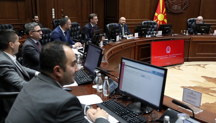 На здравје нека ни е: Џафери ја отвори владината седница на албански