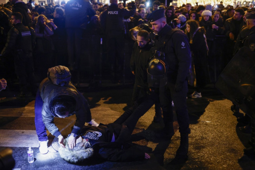 Немири и палење автомобили во Франција за Нова Година, уапсени 400 лица