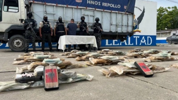 Еквадорската полиција заплени кокаин вреден 7,3 милиони долари, на пакетите лепенки со албанско знаме