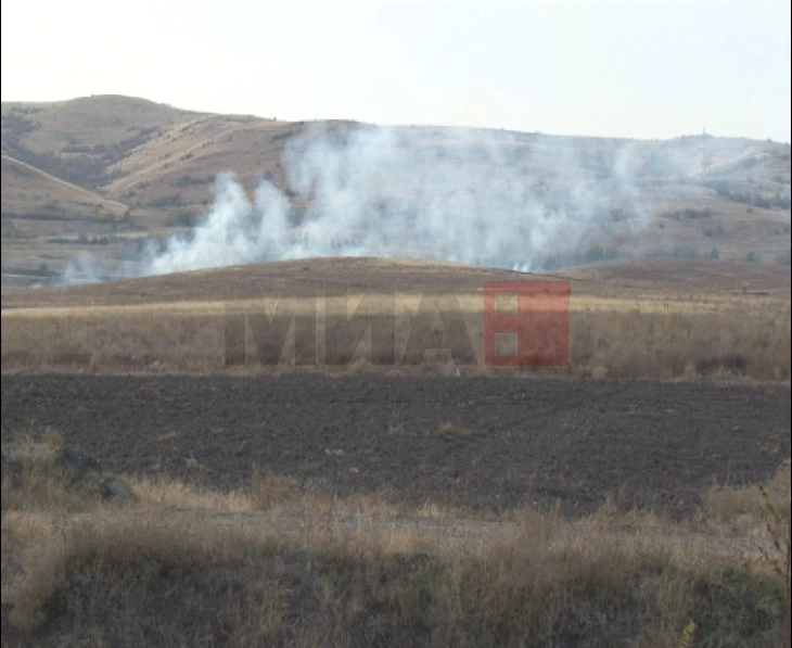 Штипските пожарникари во моментов со три возила гаснат пожар на отворено