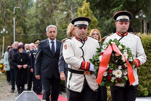 Владина делегација положи цвеќе на вечното почивалиште на претседателот Борис Трајковски по повод 20 годишнината од неговата смрт