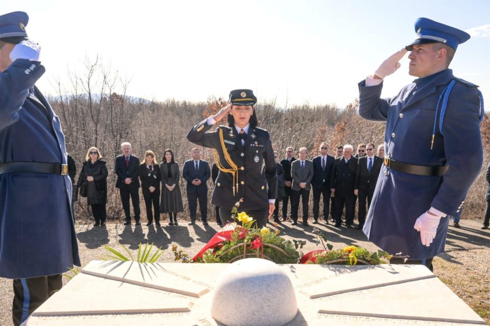 Во Ротимље одбележана 20-годишнината од смртта на поранешниот претседател Борис Трајковски, членовите на делегацијата и екипажот на авионот