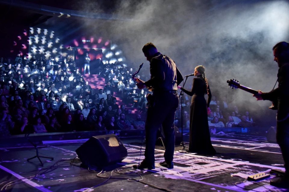 „Rockestra“ ја поведе публиката на патување низ најголемите хитови на британската поп дива, Шаде