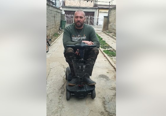Благојчо одлучи да го продаде својот инвалиден скутер  за 30.000 денари за лекување на Леонид