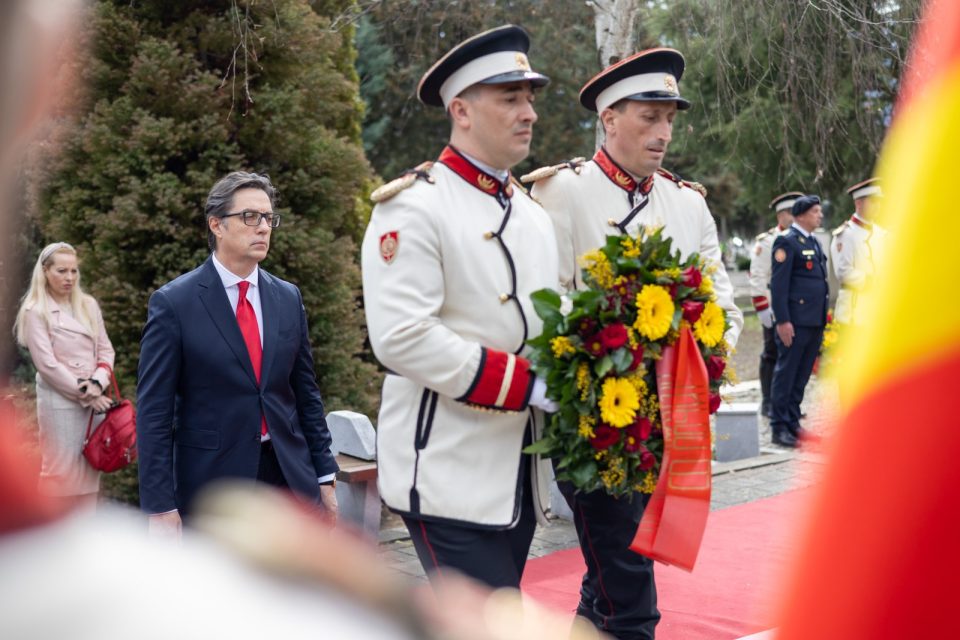 Пендаровски положи венец со свежо цвеќе на гробот на претседателот Борис Трајковски