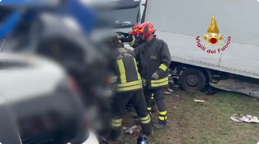Тешка сообраќајна несреќа во Италија: Се судрија 20 возила, има загинати