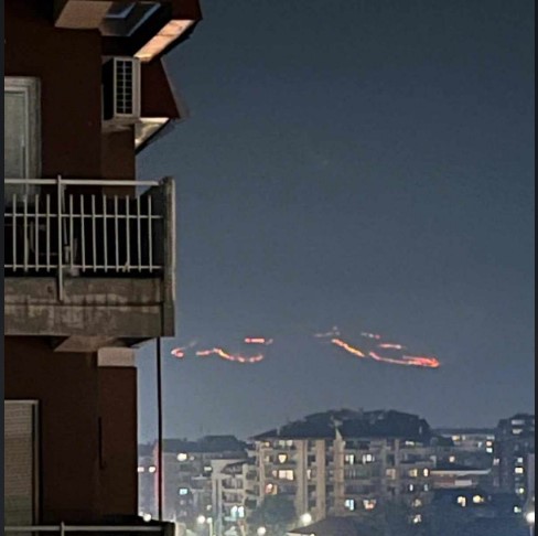 Пожарот околу врвот на Жеден се гледа од Скопје
