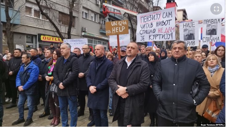 Србите во Северна Митровица протестираат против забраната на динарот