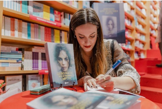 Дебитантскиот роман на Андреа Мирческа, „Девојката што ја наслика смртта“ е возбудлив трилер кој ги дестигматизира менталните болести