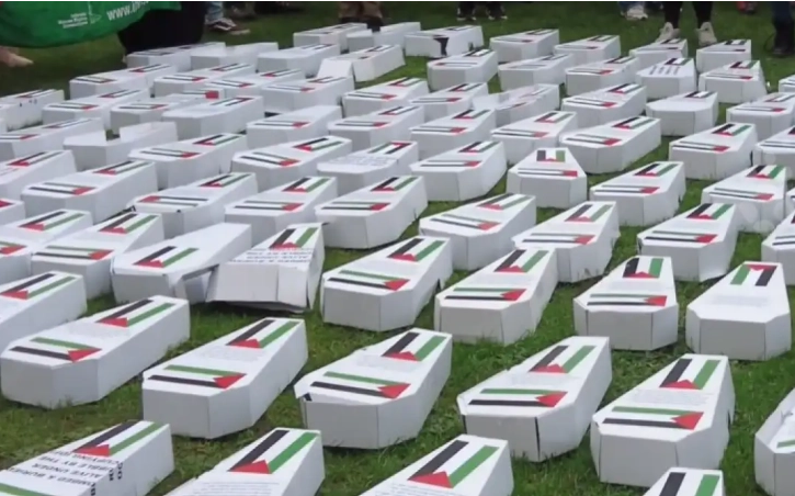 Здравствени работници во Лондон излегоа на протест со мали ковчези со имињата на убиените деца од Газа
