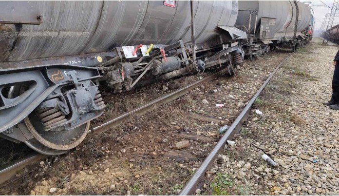 Четири вагони со фосфорна киселина излетале од шините во Србија