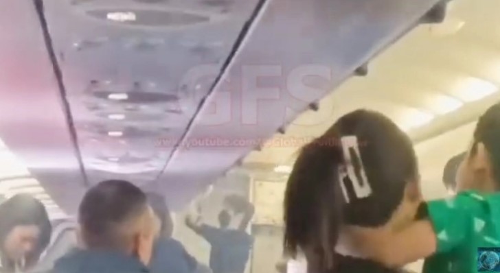 На лет на „Ер Азија“ експлодирала надворешна батерија, патниците се обиделе да го изгаснат пожарот со шише вода