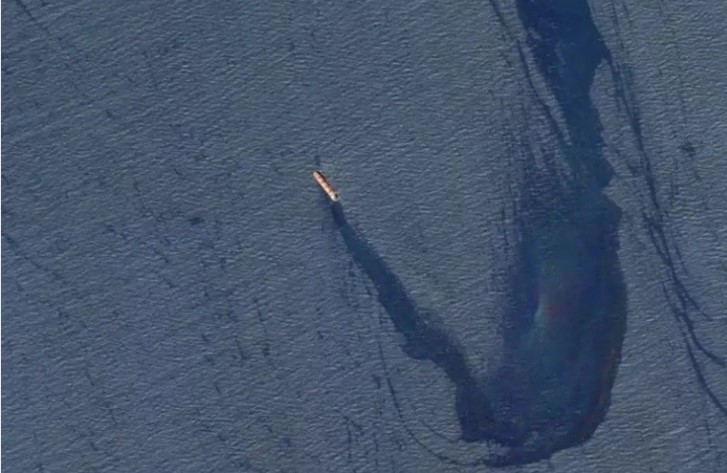Во Црвеното море се појави 30 километарска нафтена дамка