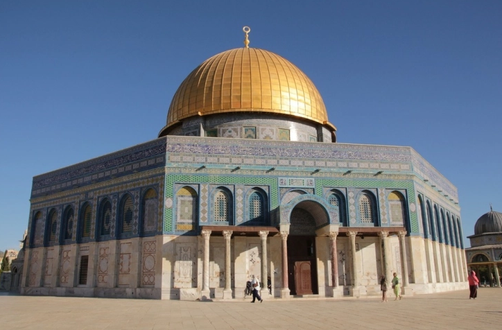 Израелски доселеници упаднале во најсветото место за Муслиманите – џамијата Ал Акса во Ерусалим
