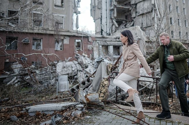 Руски дрон ја преплаши Аналена Бeрбок при посетата на Украина