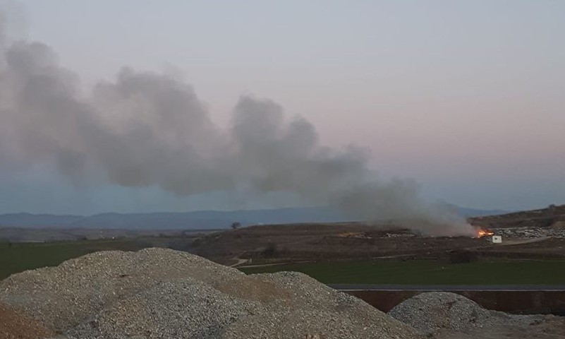 Запалени гуми во близина на бензиската во Градско