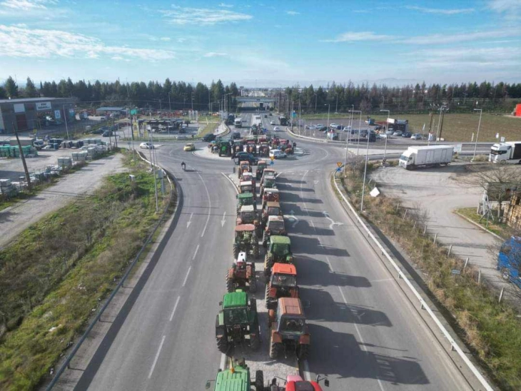 Грчките земјоделци продолжуваат со блокадите во пресрет на најавениот протест во вторник во Атина