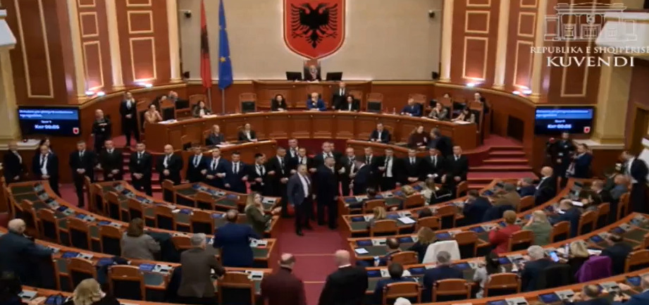 Повторно хаос во албанскиот парламент, седницата заврши предвреме поради немири