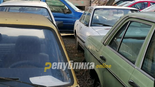 Никој не е надлежен за хаварисаните возила во Скопје: „Градски паркинг“ нема да ги собира „кршовите“ од зонското паркирање во Карпош 1 и 2?