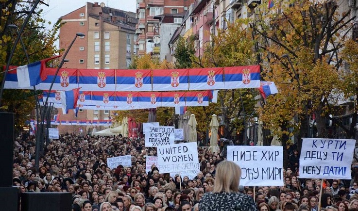 Масовен протест на Србите во Косовска Митровица: Светот нека ги види нашите маки