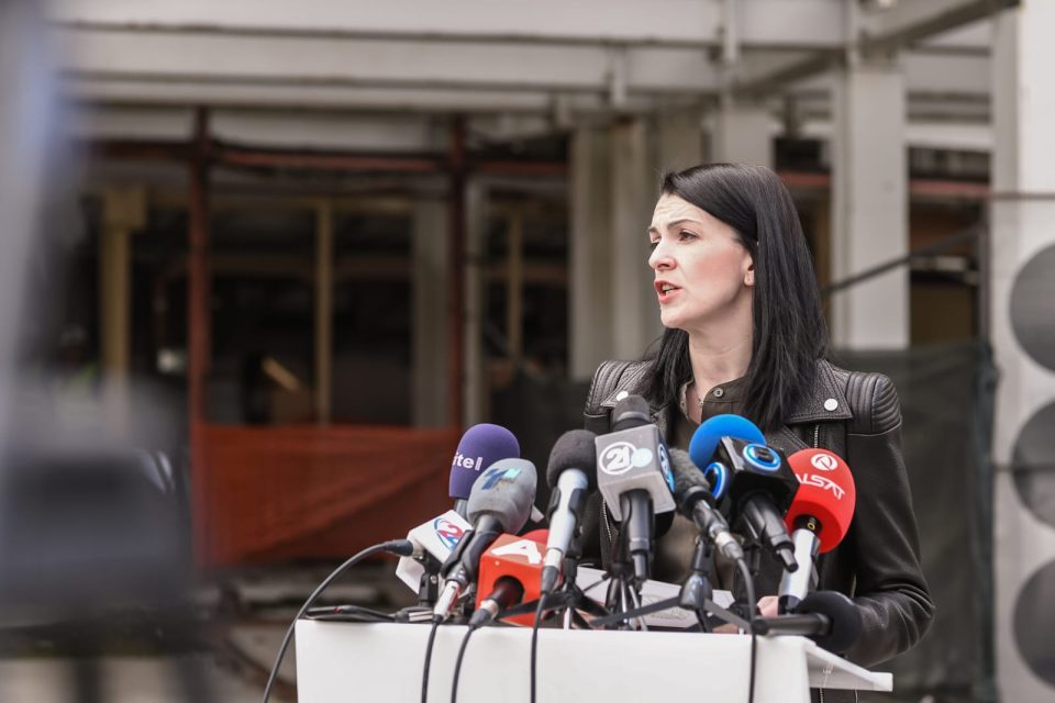 Костадиновска-Стојчевска бара да се поништи конзерваторското решение за зградата кај Воена болница