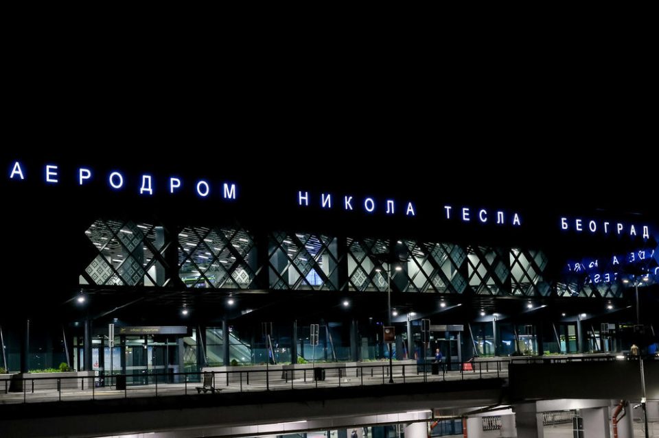 Евакуација на аеродромот „Никола Тесла“: Патниците го напуштиле авионот поради закана за бомба