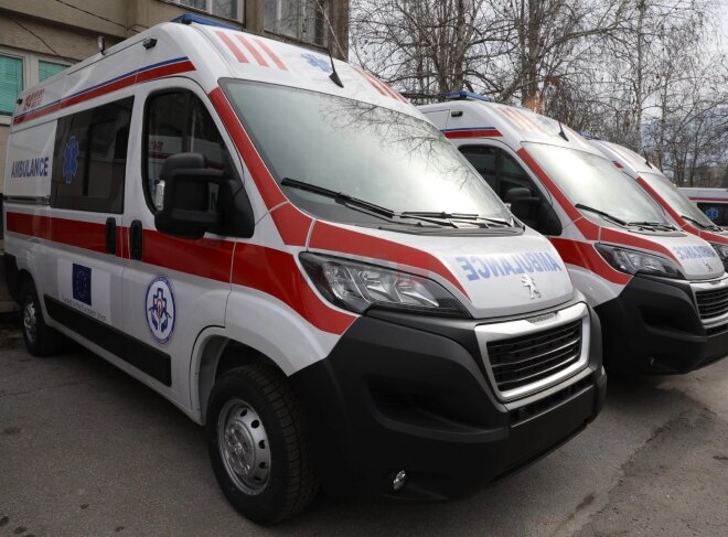 ЕУ ѝ донираше на скопската Итна помош седум амбулантни возила