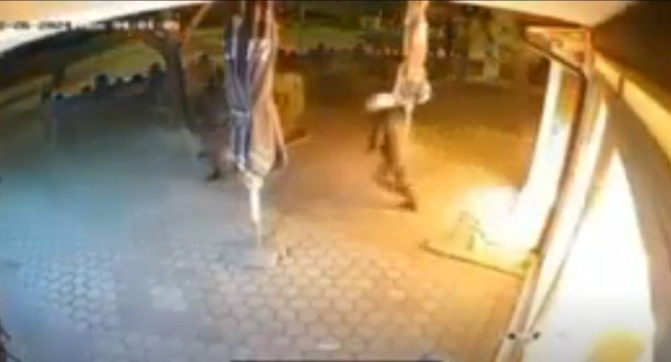 Tројца маскирани фатени како го подметнуваат пожарот во кафе барот „Барон“ пред убиството на Туша