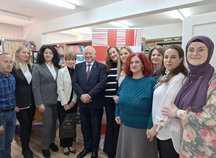 „Полска полица“ и во тетовската библиотека: Амбасадорот Гжелчик донираше 50 наслови од полски автори преведени на македонски јазик