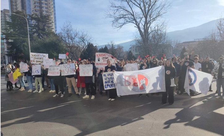 Црвени картони за МОН: „Сакаме промени, сакаме одговорност”, побараа студентите на протестот