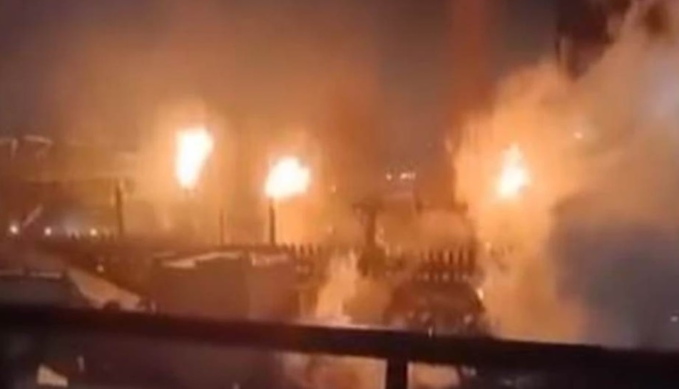 Гореше најголемата руска челичарница: Сведоци виделе дронови на небото пред експлозијата