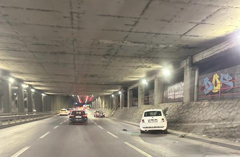 Автомобил се заби во ѕид под стоковната куќа „Мост“ во Скопје