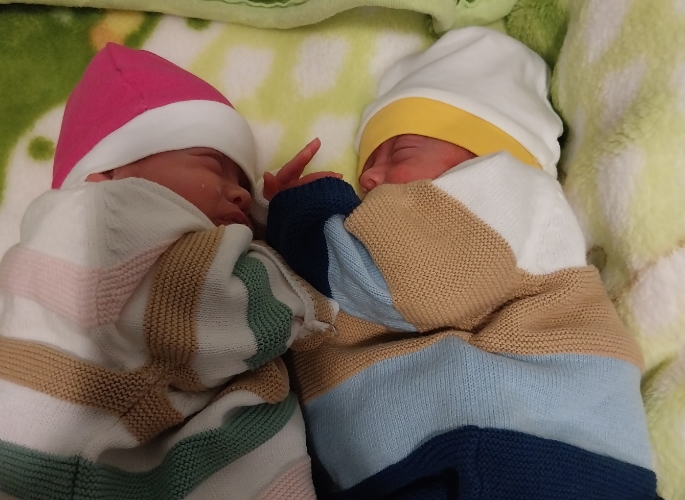 Близначињата Марија и Василиј родени со 900 и 940 грама си заминаа дома како здрави бебиња