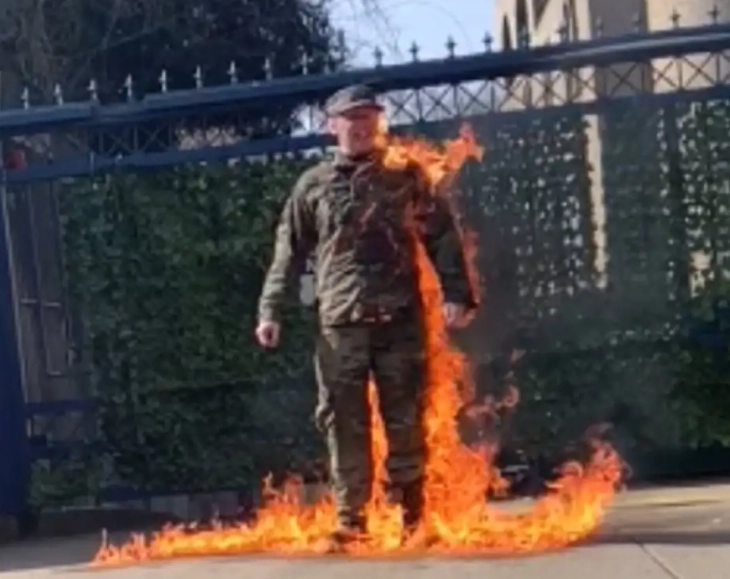 Американски војник се самозапали пред израелската Амбасада во Вашингтон