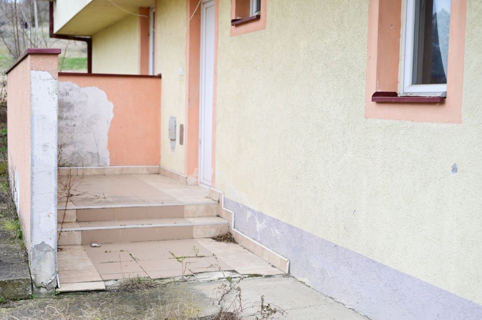 Државата им затвори врата на жртвите на семејно насилство во Свети Николе, останаа без засолништето