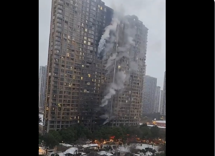 Загинаа најмалку 15 лица, а 44 се повредени во огнот кој зафати станбена зграда во Кина