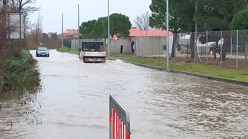 Задар под вода, невреме со силни грмежи и големо количество дожд во Хрватска