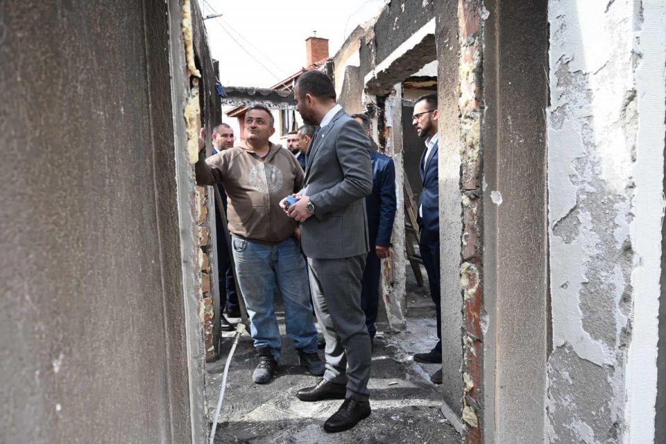 Министерот Тошковски го посети полицискиот службеник кому пред неколку дена му изгоре семејната куќа