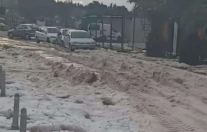 ВИДЕО: Силно невреме во Сплит, улиците затрупани од град се чистат со багери